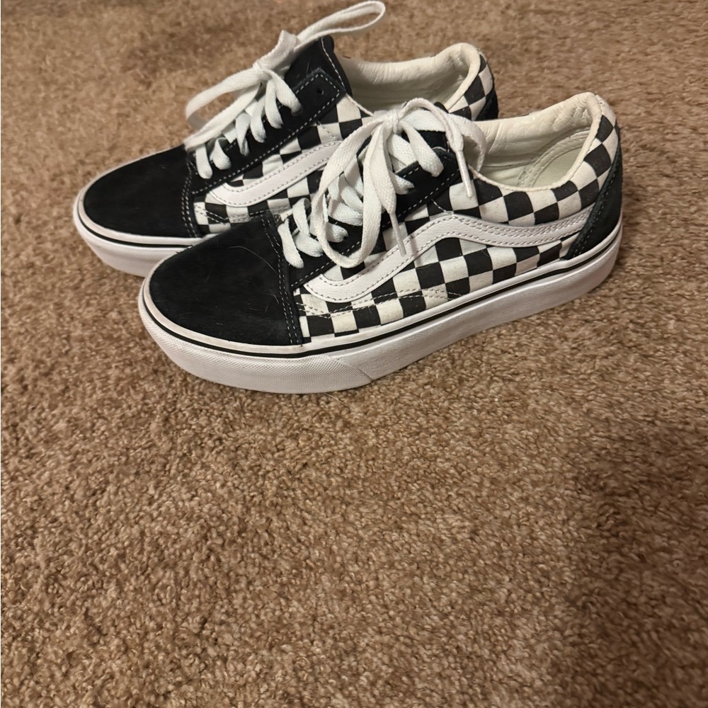 Vans women’s 7.0 Checkered Black and White Sneakers